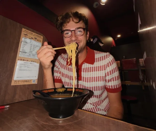 Мені дуже хотілося суші, тому я полетів до Японії на 18 годин. 11 Мені дуже хотілося суші, тому я полетів до Японії на 18 годин. 7