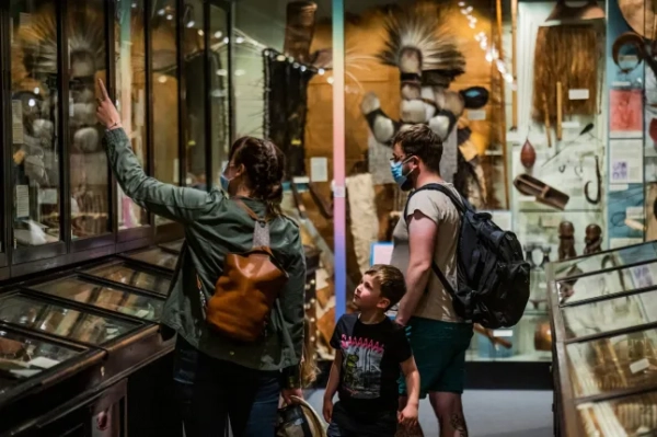 Люди будь-якого віку насолоджуються поїздкою на свята до музею Пітт-Ріверс в Оксфорді.