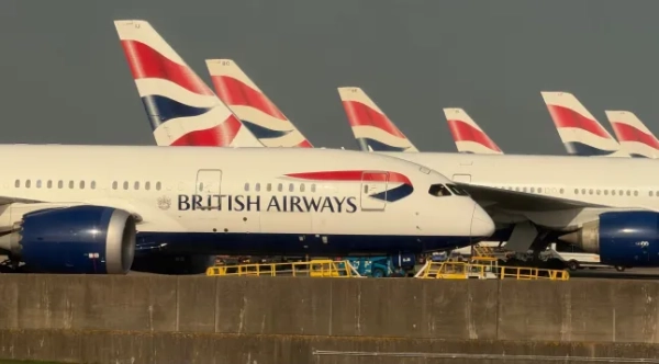 Обов'язкове джерело: Фото Марка Герцберга/ZUMA Press Wire/Shutterstock (16724222a) Літаки British Airways вишикувалися в лондонському аеропорту Хітроу. Аеропорт Хітроу, Лондон, Велика Британія - 4 березня 2026 р.