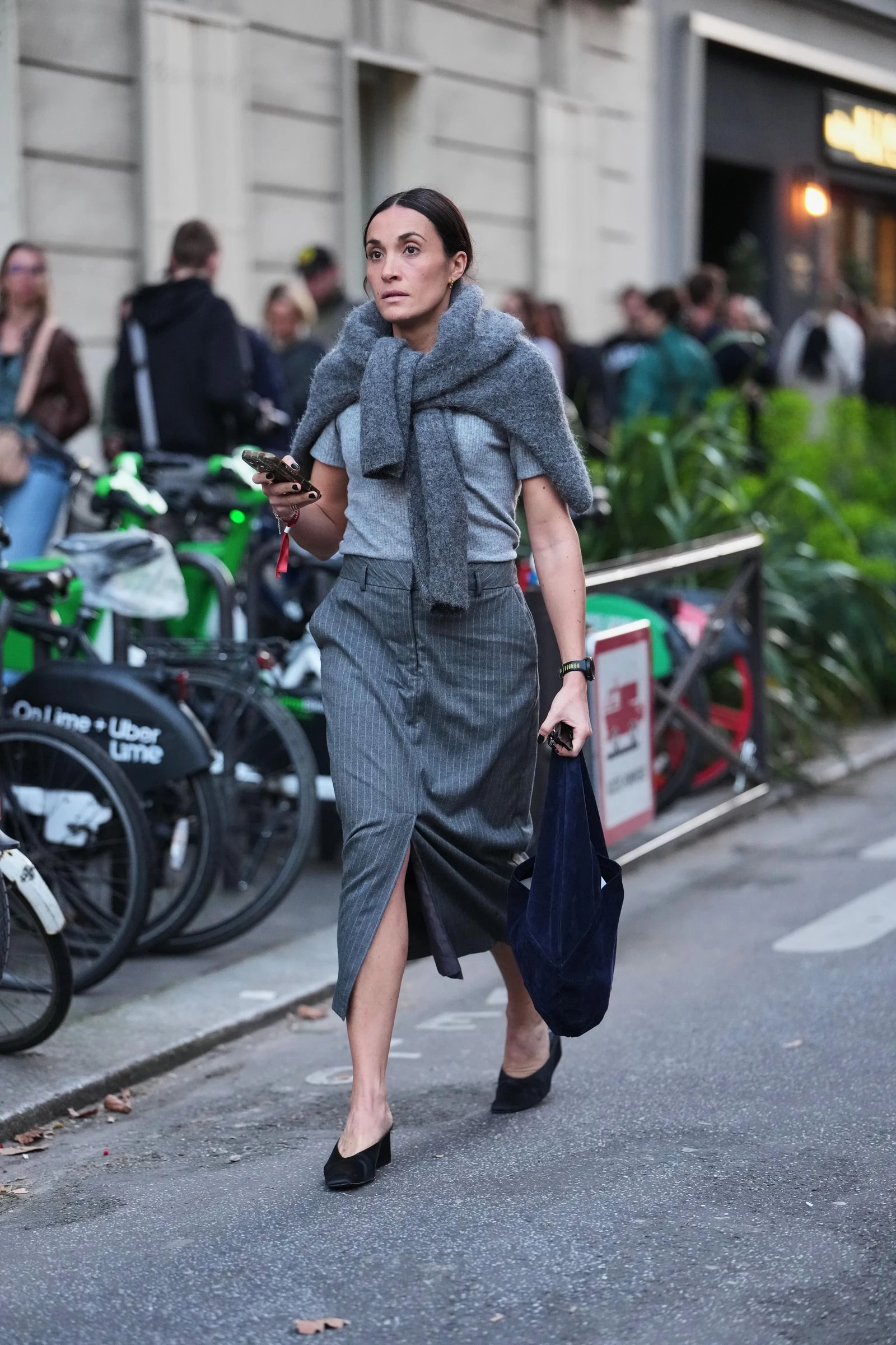 Клиноподібні мюлі: несподіваний писк моди та найкращий вибір взуття на цю весну.
1