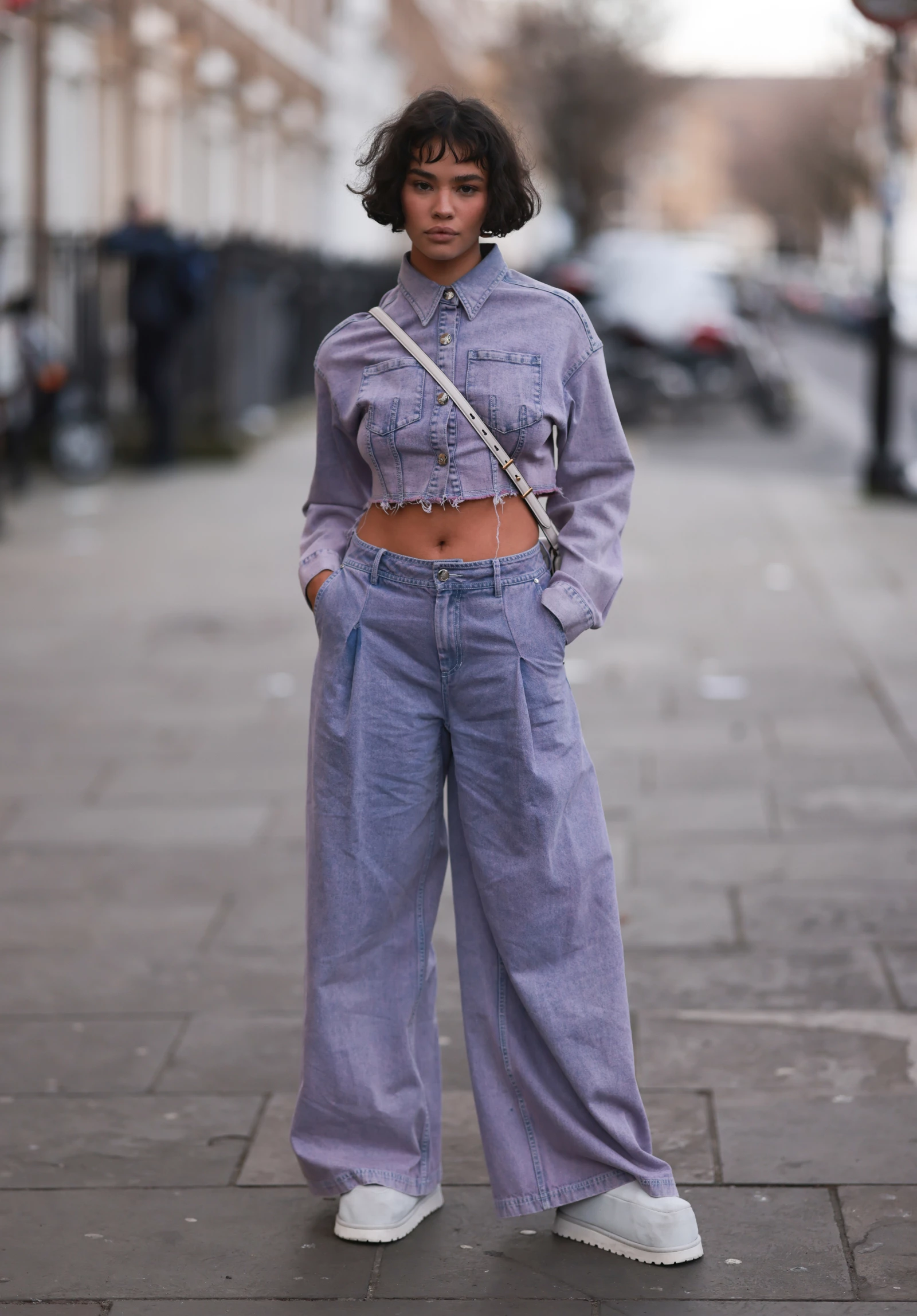 Лілові джинси – провідний хіт 2026: 4 тони, що витіснять звичний денім