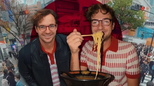 Колаж із двох селфі Кевіна Дроняка в Японії на тлі жвавої вулиці Токіо позаду нього.