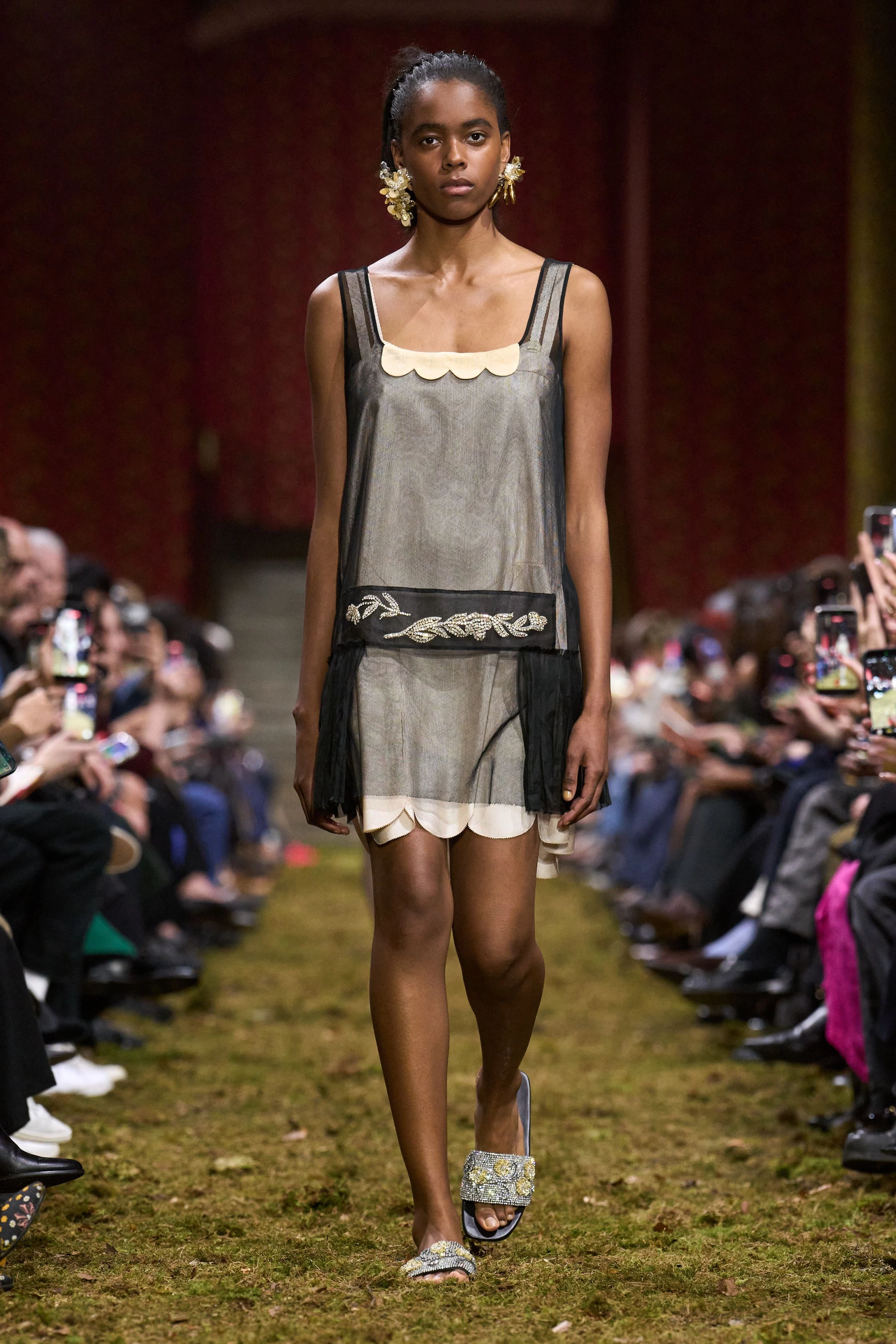 Miu Miu осінь-зима 2026/2027: свіжа збірка, мінімалістичний погляд Пради.
15