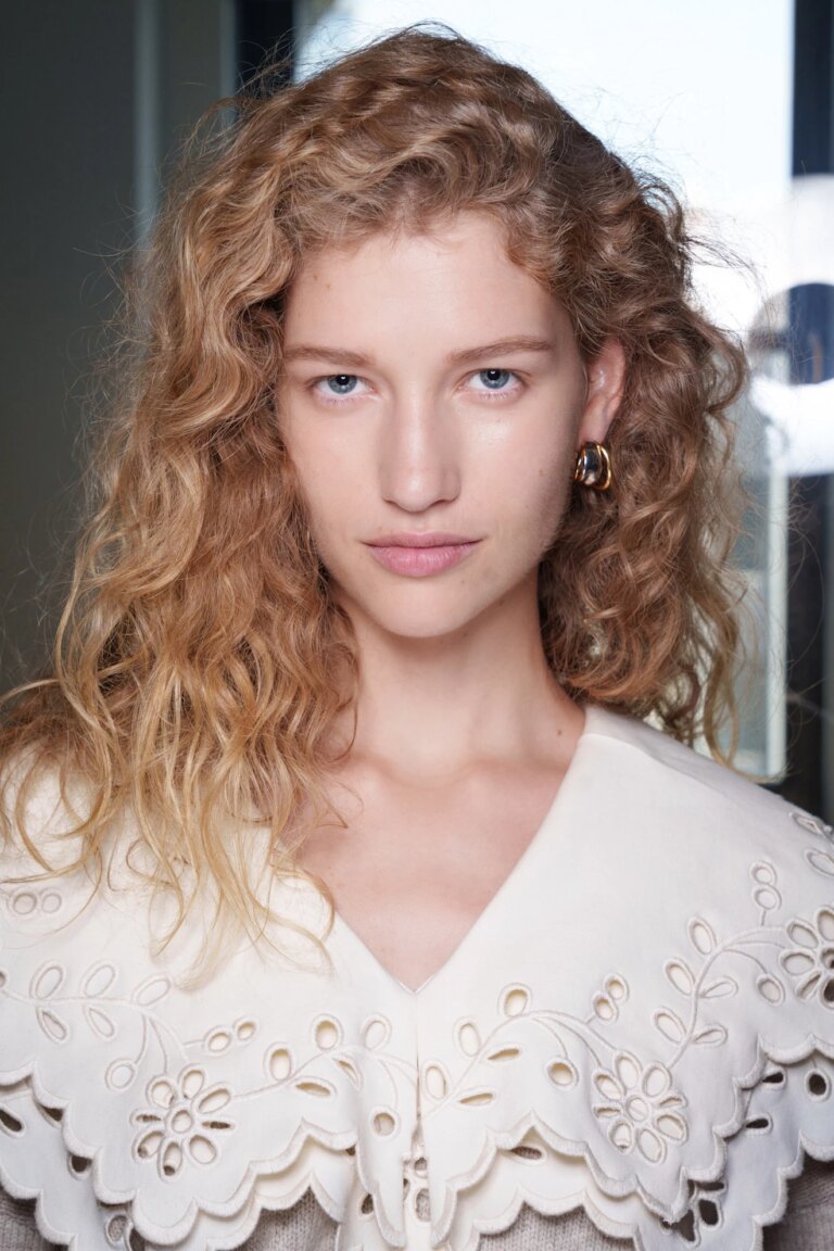 Трендові зачіски весни-літа 2026: від екстремально коротких до ніжних романтичних локонів 9