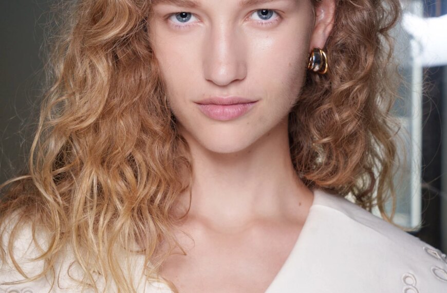 Трендові зачіски весни-літа 2026: від екстремально коротких до ніжних романтичних локонів