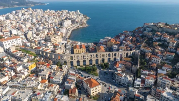 Це фото з дрона в Кавалі, Греція