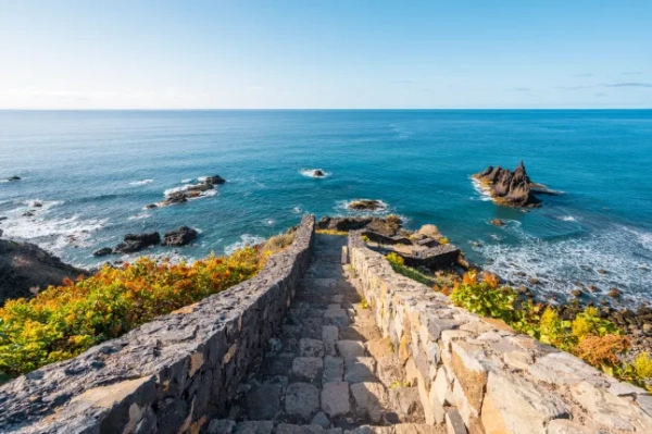 Бруковані сходи, що ведуть до яскраво-блакитного океану на Тенерифе, одному з Канарських островів.