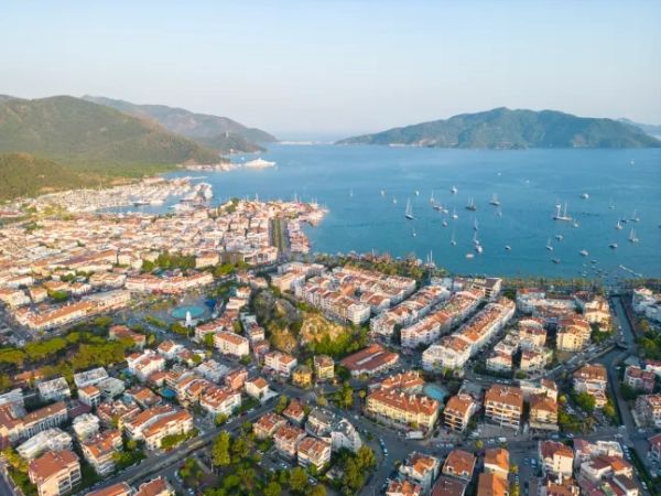 Вид з повітря на центр міста Мармарис, яхти та вітрильники