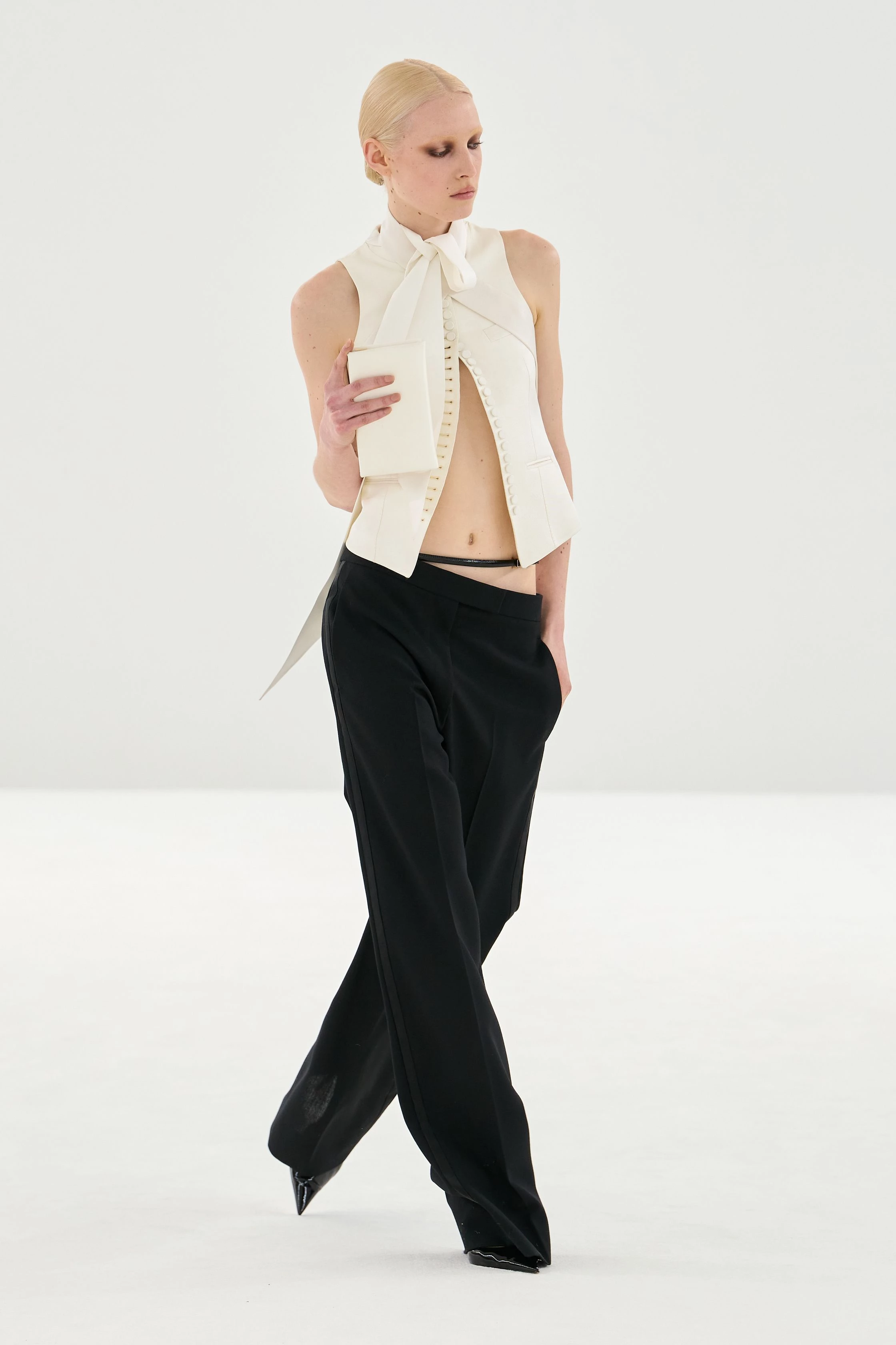 Haider Ackermann: Новий, зухвалий погляд на спадок Tom Ford.
19