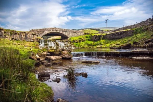 Міст і водоспад, Йоркшир-Дейлс