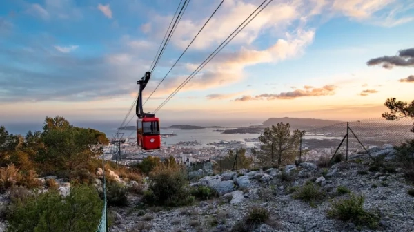 Мальовничий вид на канатна дорога на тлі неба під час заходу сонця, Тулон, Франція