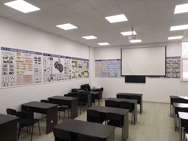 Теорія та практика в автошколі «Либідь-А»: повний курс підготовки водіїв