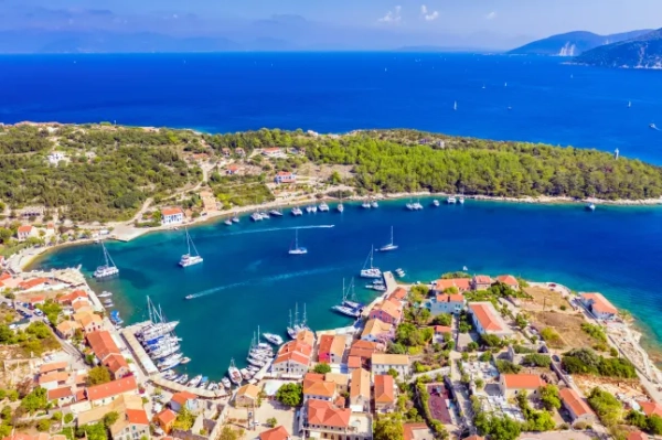 Вид з дрона на порт села Фіскардо з розкішними човнами та яхтами на острові Кефалонія, Греція.