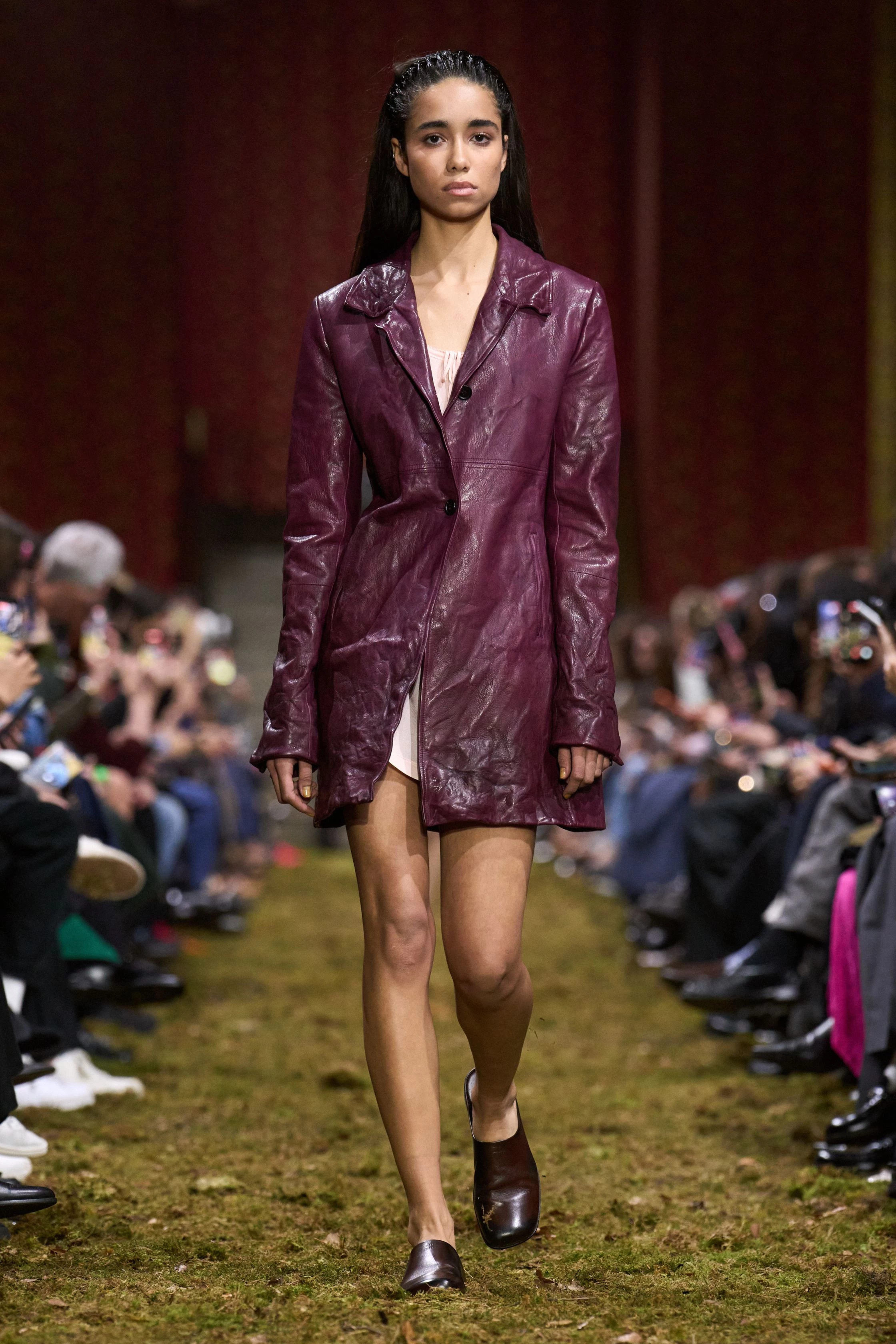 Miu Miu осінь-зима 2026/2027: свіжа збірка, мінімалістичний погляд Пради.
8