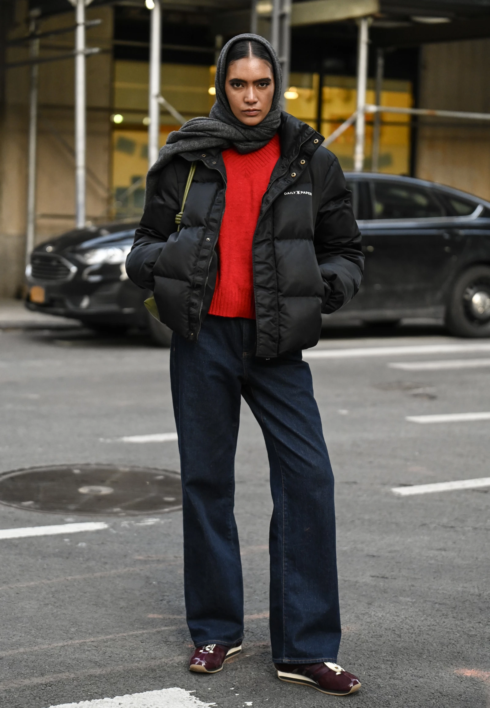 Бордові кросівки: універсальний вибір для весни 2026
1