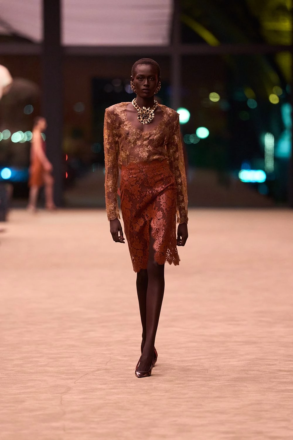 Чуттєвість та мінімалізм: свіжа лінія Saint Laurent осінь-зима 2026/2027
4