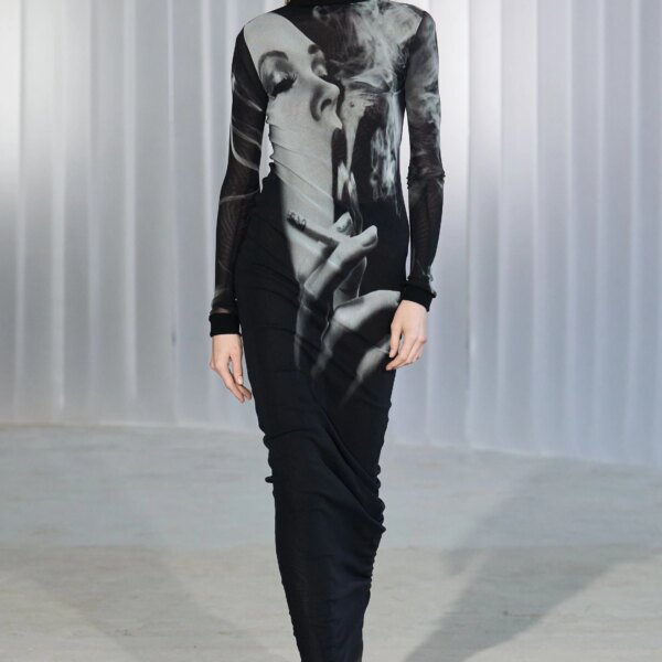 Волосся моделі Jean Paul Gaultier справді курилося на подіумі.