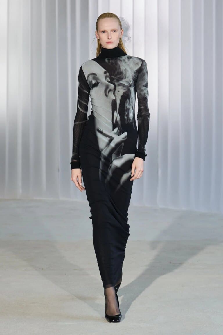 Волосся моделі Jean Paul Gaultier справді курилося на подіумі. 2