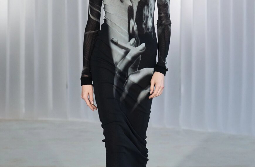 Волосся моделі Jean Paul Gaultier справді курилося на подіумі.