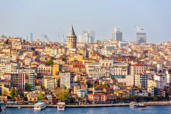 Міський пейзаж Стамбула у сонячний день.