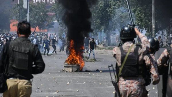 Шиїтські мусульмани кидають каміння в бійців воєнізованих формувань та поліцейських під час протесту на знак засудження вбивства Верховного лідера Ірану аятоли Алі Хаменеї біля консульства США в Карачі, Пакистан, у неділю, 1 березня 2026 року. (Фото AP/Алі Раза)