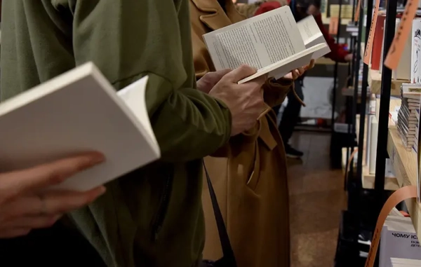 Академік Вернадський: поповнення книжкового фонду. Українські письменники подарували літературу для антарктичної бібліотеки. Культурні події. 12