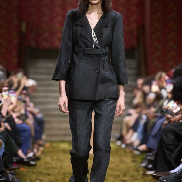 Miu Miu осінь-зима 2026/2027: свіжа збірка, мінімалістичний погляд Пради.