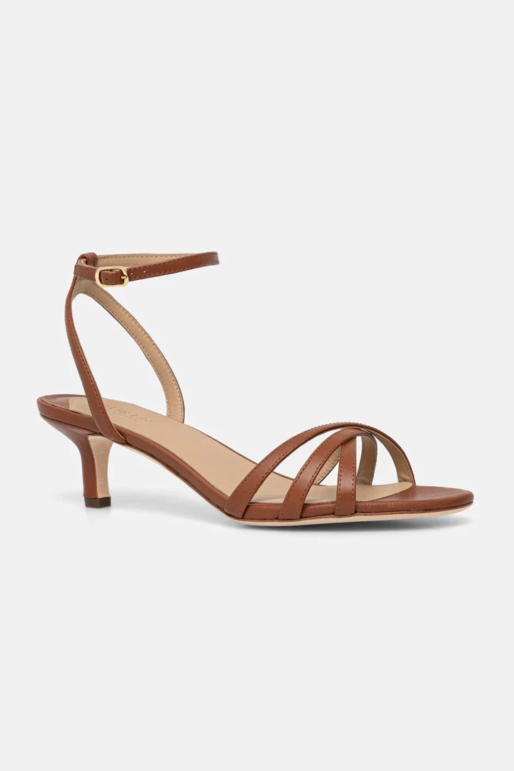 Прості та затишні босоніжки в дусі дев'яностих – трендове взуття сезону
7