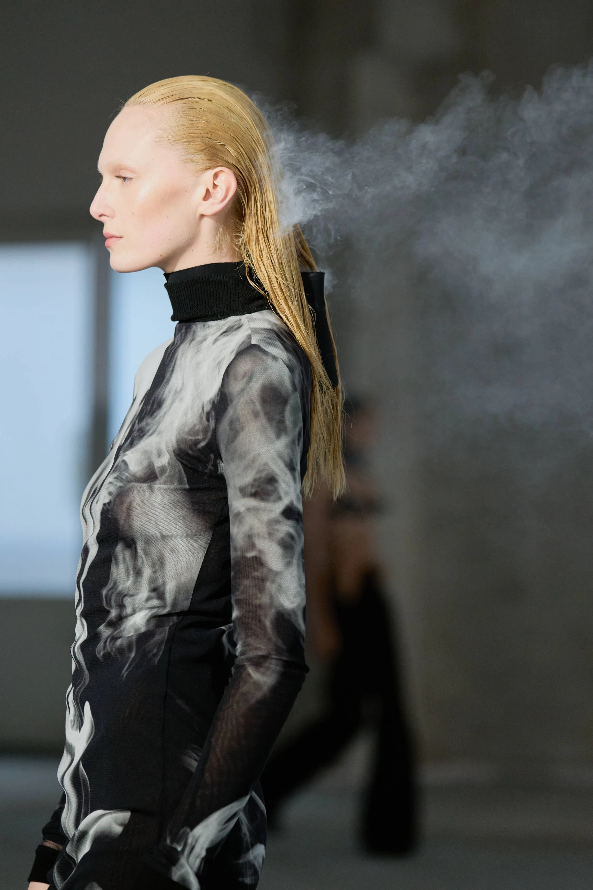 Волосся моделі Jean Paul Gaultier справді курилося на подіумі.
3