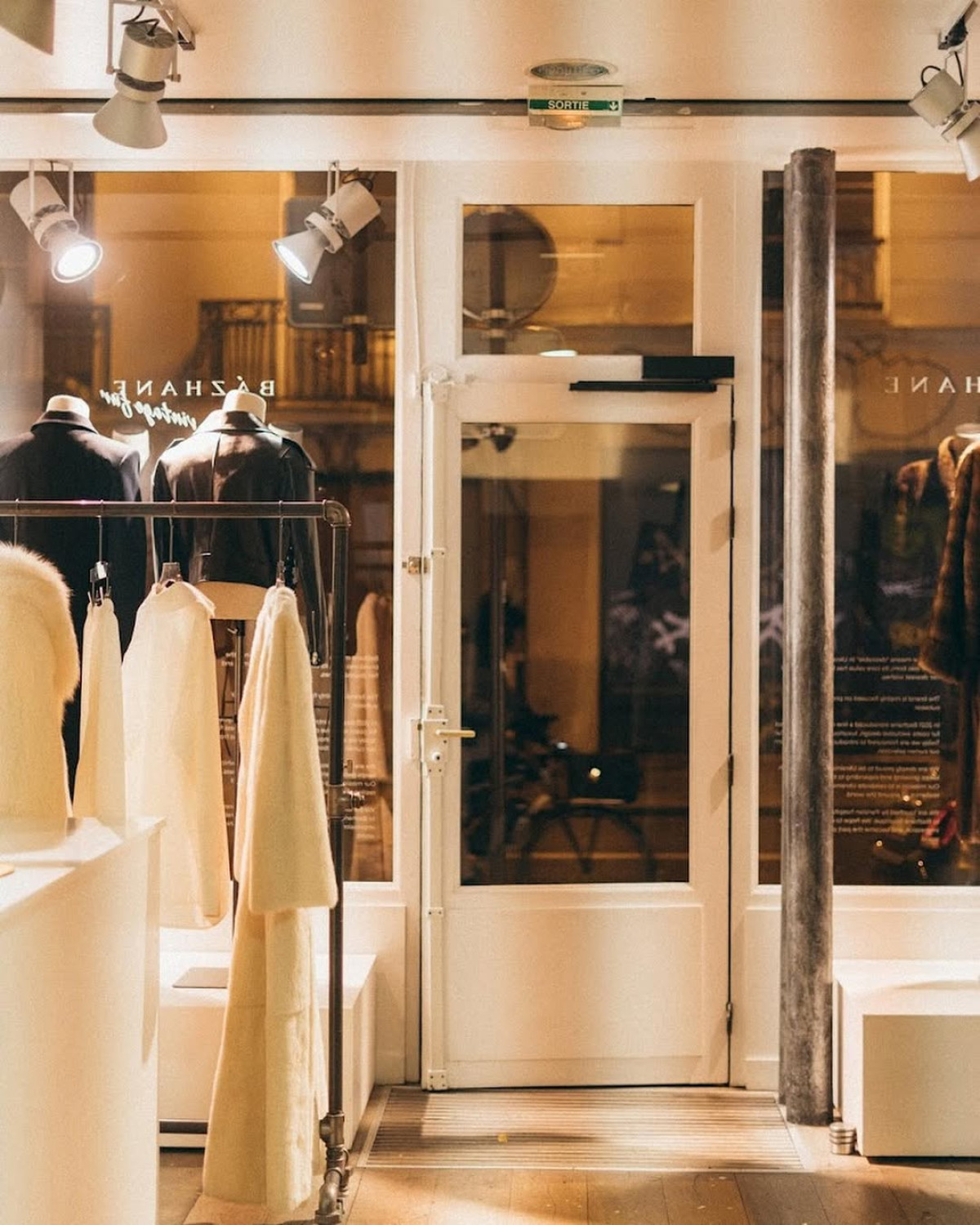 Бойові дії продемонстрували незмінне прагнення людей до стильного одягу, навіть у важкі періоди. Розмова з власницею марки Bazhane, Анною Шведовою.
23