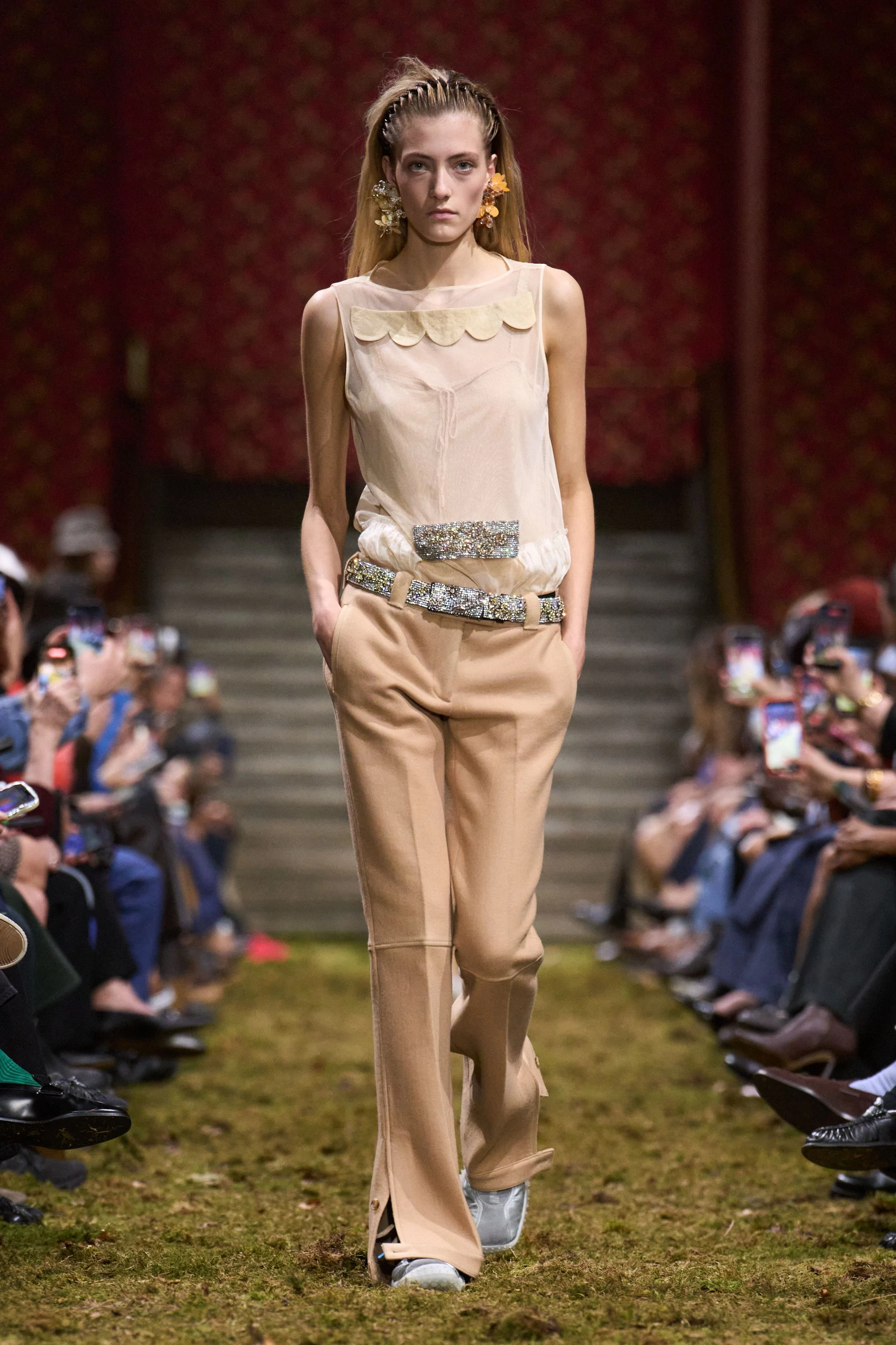 Miu Miu осінь-зима 2026/2027: свіжа збірка, мінімалістичний погляд Пради.
14