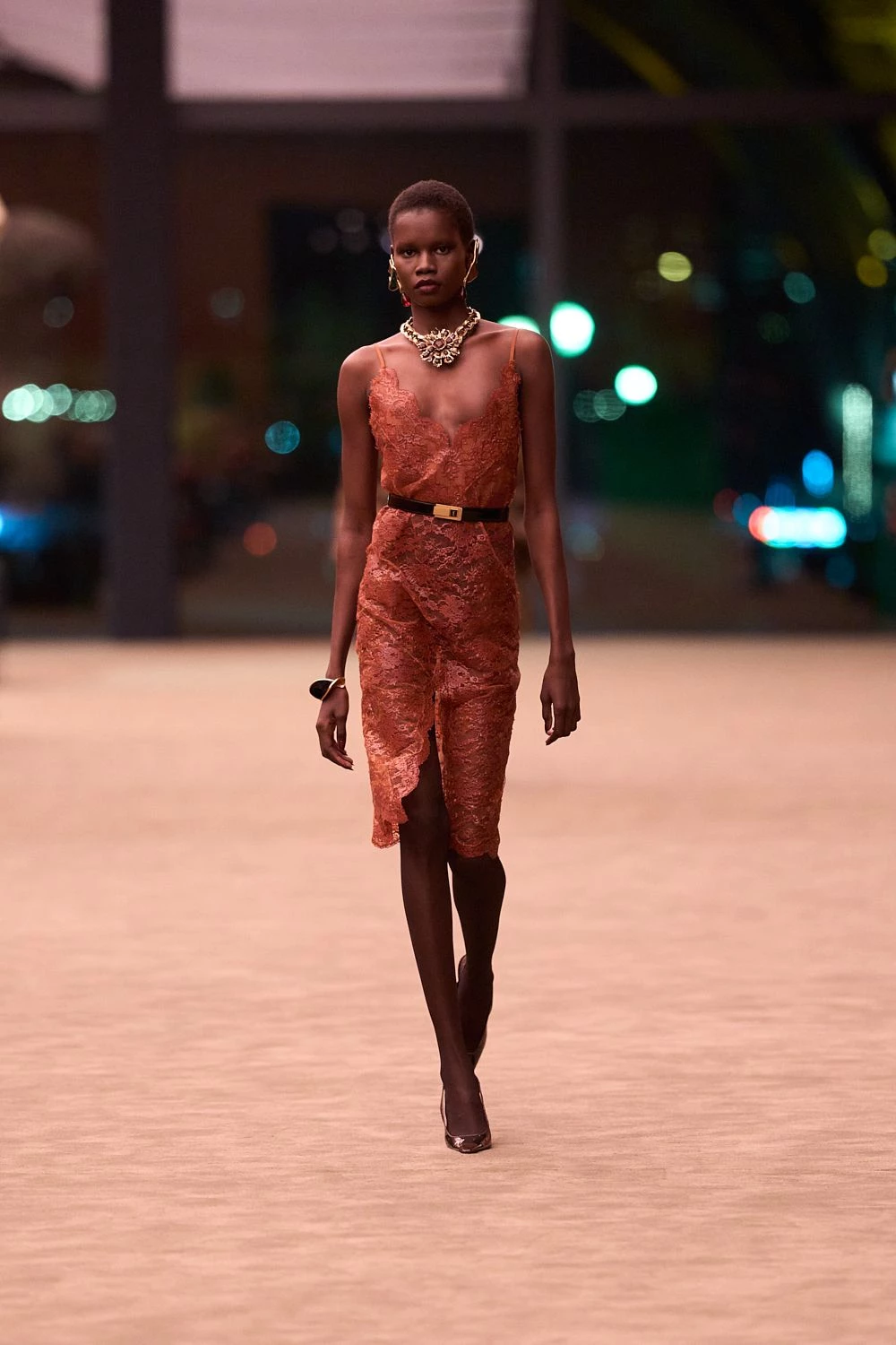 Чуттєвість та мінімалізм: свіжа лінія Saint Laurent осінь-зима 2026/2027
3