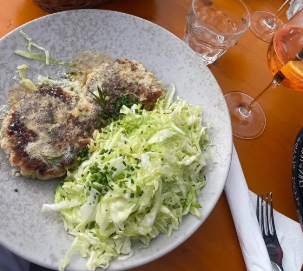 Недооцінений гірськолижний курорт із сінними ваннами, пельменями та коктейлями за 5 євро 16 Хлібні пельмені, що походять з Доломітових Альп в Італії, на сірій тарілці в ресторані.