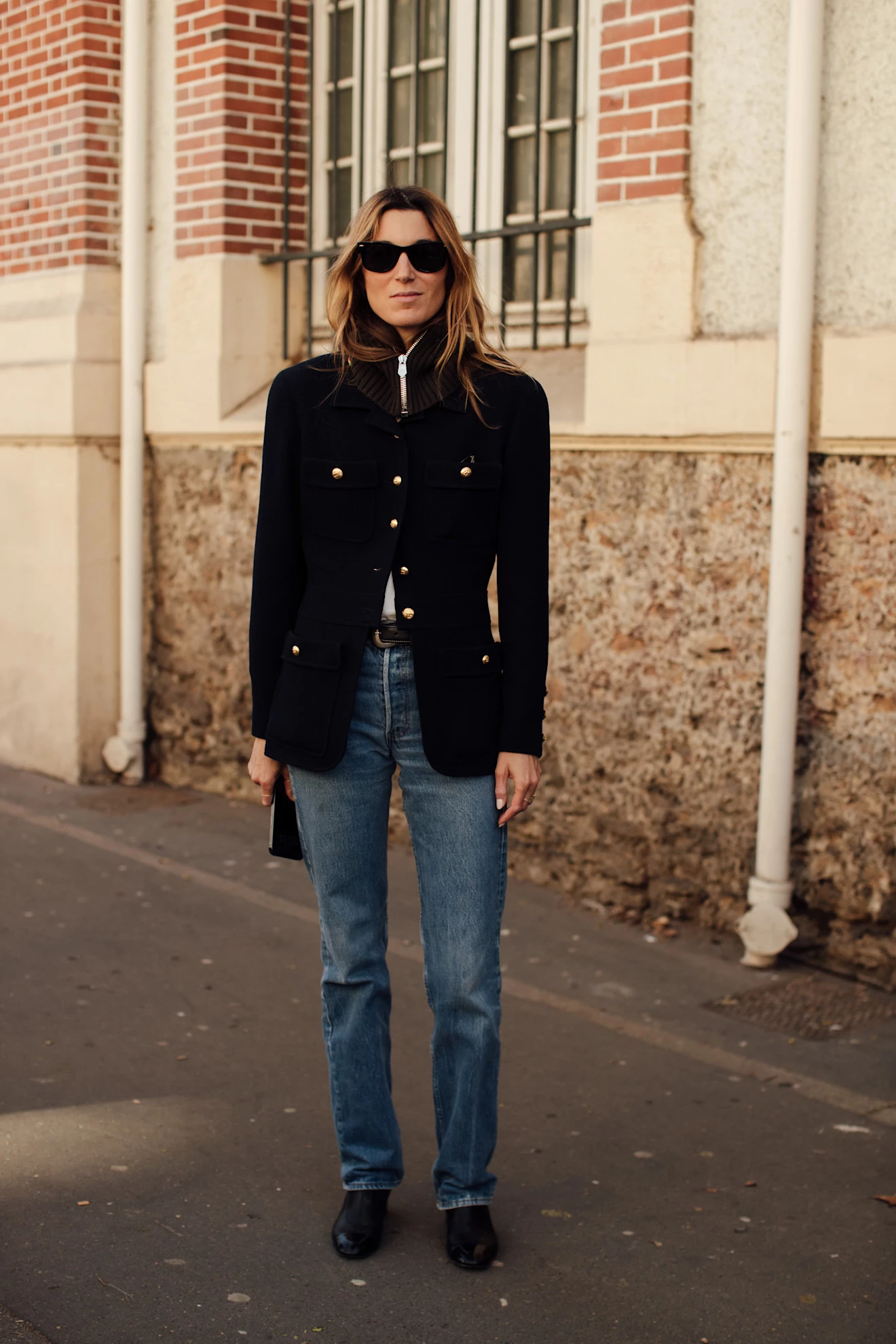 Французький шик: об'ємна зачіска для тонкого волосся після 40.
3