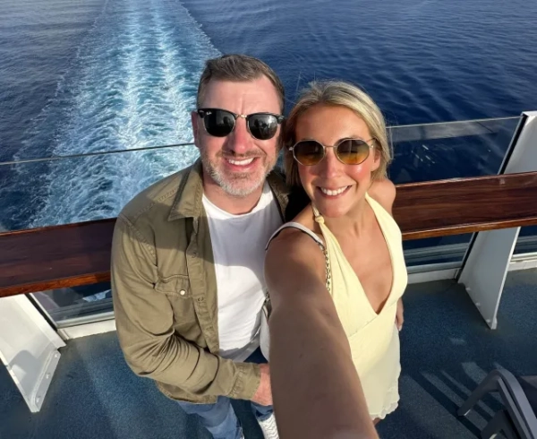 ФОТО З Kennedy News/360Cruising (НА ФОТО: 29-РІЧНА КАТРІНА МІДДЛТОН ТА 43-РІЧНИЙ КЕВІН МІДДЛТОН НА КРУЇЗНОМУ ЛАЙНІ) Подружжя продало свій будинок вартістю 310 000 фунтів стерлінгів, щоб натомість жити та працювати віддалено з КРУЇЗНИХ ЛАЙНЕРІВ, стверджуючи, що це ДЕШЕВШЕ, ніж жити у Великій Британії. Катріна Міддлтон та її 43-річний чоловік Кевін прийняли «лякаюче» рішення продати свій будинок у лютому цього року, щоб «побачити, куди їх приведе життя», перейшовши на повний робочий день на круїзні лайнери. Обоє завжди любили круїзи, і вони вважають, що прийняли «найкраще рішення», і з вересня 2025 року здійснюють круїзи поспіль, відвідуючи Карибські острови, Маврикій та Маямі. ВІДМОВА ВІД ВІДПОВІДАЛЬНОСТІ: Хоча Kennedy News and Media докладає всіх зусиль для встановлення авторських прав та автентичності всіх наданих зображень, вони не несе відповідальності за будь-які збитки, втрати чи судові позови, спричинені використанням наданих зображень, а публікація зображень здійснюється виключно на ваш розсуд. ДИВ. КОПІЮ KENNEDY NEWS – 0161 697 4266