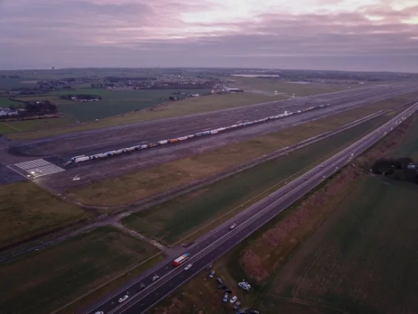 АЕРОПОРТ МЕНСТОНА НА СВІТАННІ 7:55 РАНКУ, МЕНШЕ 30 ВАНТАЖІВОК, ЩО ГОТУЮТЬСЯ ДО ВИЇЗДУ О 8 РАНКУ НА ТЕСТОВУ ГОДИНУ ПІК ЩОДО BREXIT БЕЗ УГОДИ! ЗНАЧНО МЕНШЕ НІЖ 150, ЯКІ ОЦІНЮЄ DFT. Фото: Посилання: SPL5053281 070119 НЕЕКСКЛЮЗИВНЕ Фото: SplashNews.com Splash News and Pictures Лос-Анджелес: 310-821-2666 Нью-Йорк: 212-619-2666 Лондон: 0207 644 7656 Мілан: 02 4399 8577 photodesk@splashnews.com World Rights,