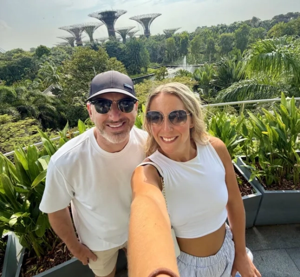 ФОТО З Kennedy News/360Cruising (НА ФОТО: 29-РІЧНА КАТРІНА МІДДЛТОН ТА 43-РІЧНИЙ КЕВІН МІДДЛТОН ДОСЛІДЖУЮТЬ МІСЦЕ ПІД ЧАС СВОГО КРУЇЗУ) Подружжя продало свій будинок вартістю 310 000 фунтів стерлінгів, щоб натомість жити та працювати віддалено з КРУЇЗНИХ СУДЕН, стверджуючи, що це ДЕШЕВШЕ, ніж жити у Великій Британії. Катріна Міддлтон та її 43-річний чоловік Кевін прийняли «лякаюче» рішення продати свій будинок у лютому цього року, щоб «побачити, куди їх приведе життя», перейшовши на повний робочий день на круїзні лайнери. Обоє завжди любили круїзи, і вони вважають, що прийняли «найкраще рішення», і з вересня 2025 року здійснюють круїзи поспіль, відвідуючи Карибські острови, Маврикій та Маямі. ВІДМОВА ВІД ВІДПОВІДАЛЬНОСТІ: Хоча Kennedy News and Media докладає всіх зусиль для встановлення авторських прав та автентичності всіх наданих зображень, вони не несе відповідальності за будь-які збитки, втрати чи судові позови, спричинені використанням наданих зображень, а публікація зображень здійснюється виключно на ваш розсуд. ДИВ. КОПІЮ KENNEDY NEWS – 0161 697 4266