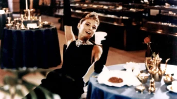 Головна 127 Лілі Коллінз в ролі Одрі Гепберн у стрічці про зйомки “Сніданку у…