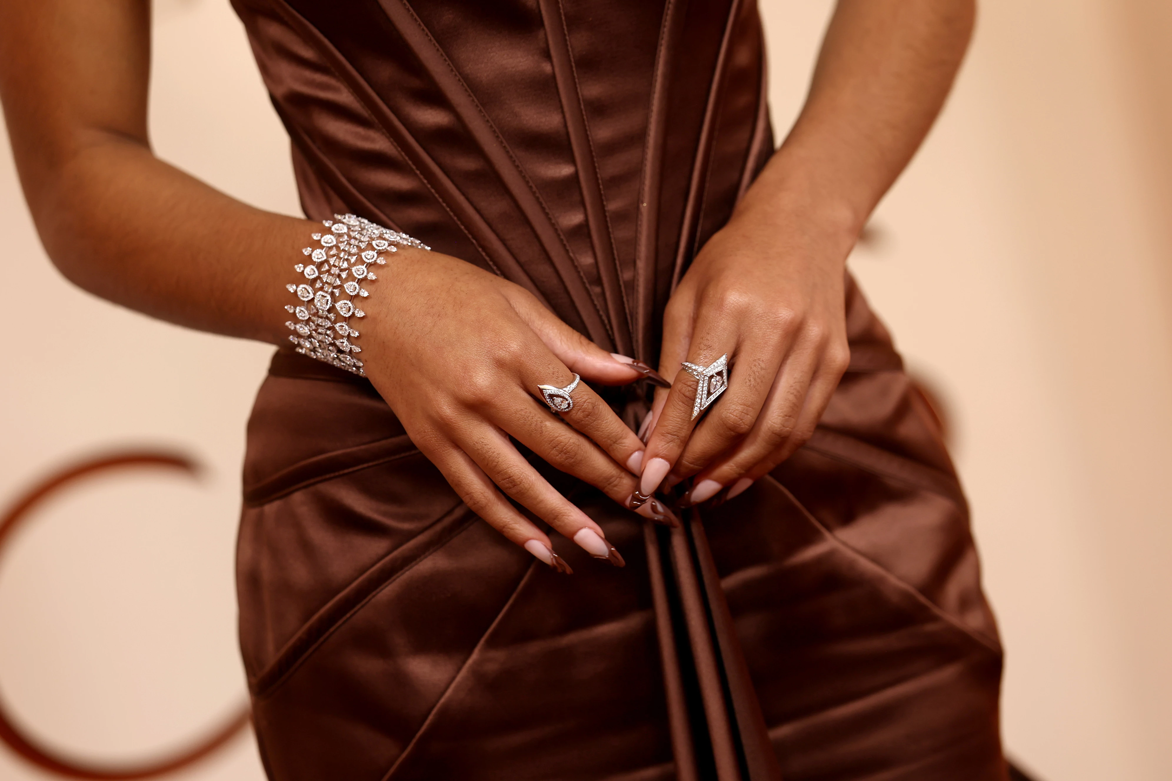 Найефектніший нейл-арт на "Оскарі-2026": від золотих скульптур до "діамантової роси"
2