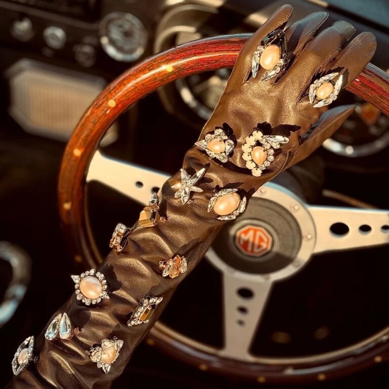 4 оригінальні варіанти, як стилізувати цей вінтажний аксесуар вже сьогодні 7