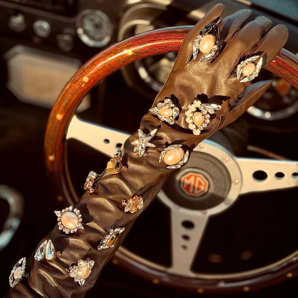 4 оригінальні варіанти, як стилізувати цей вінтажний аксесуар вже сьогодні