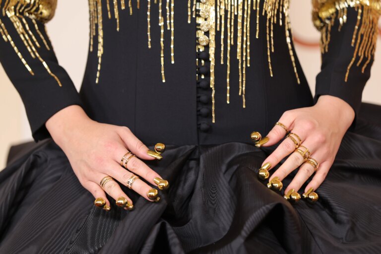 Найефектніший нейл-арт на "Оскарі-2026": від золотих скульптур до "діамантової роси" 11
