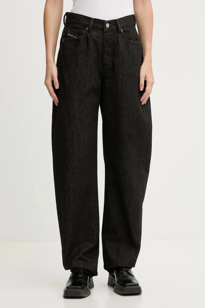 Наймодніші джинси сезону: нова вічна класика 37 Наймодніші джинси сезону: нова вічна класика
19