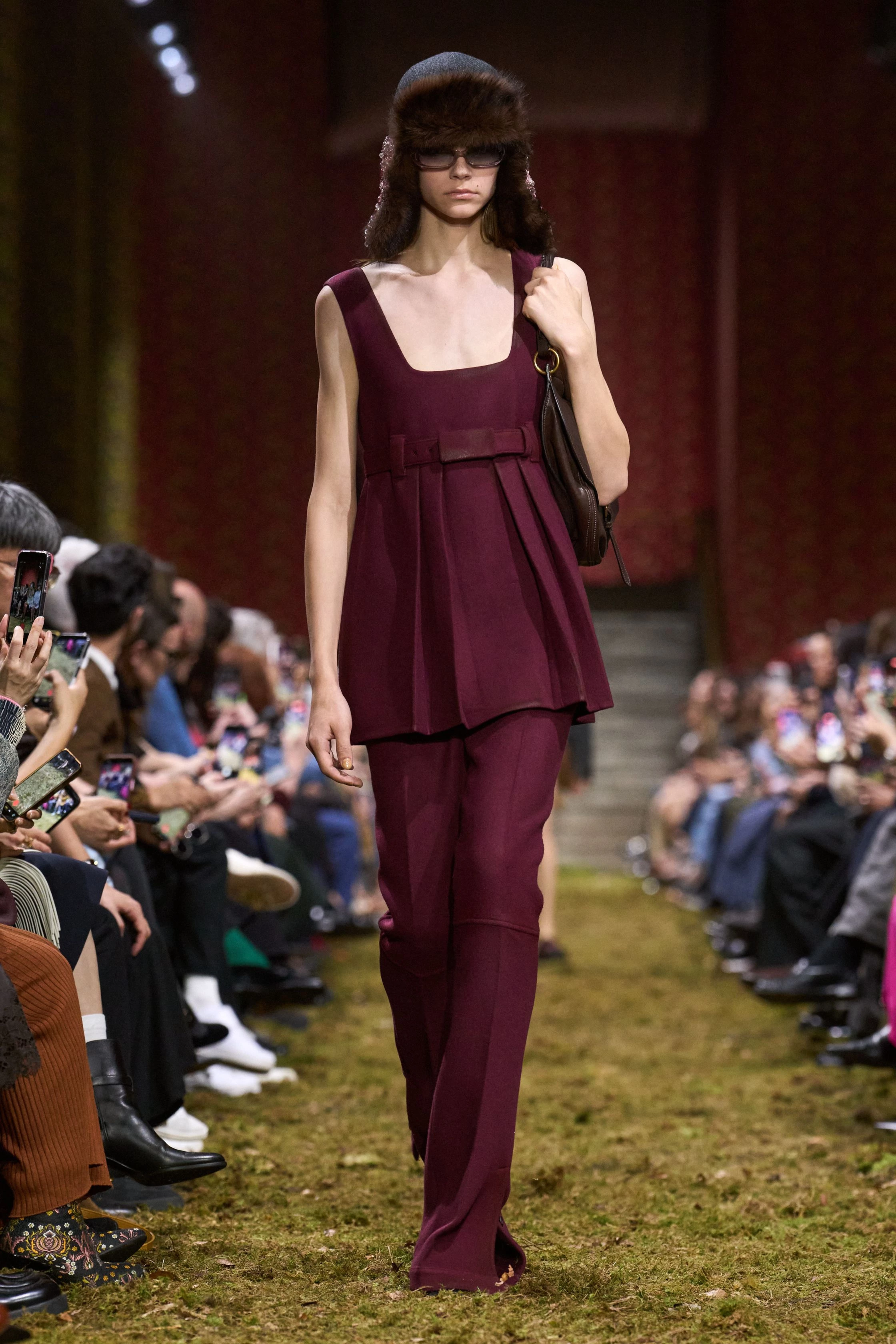 Miu Miu осінь-зима 2026/2027: свіжа збірка, мінімалістичний погляд Пради.
1