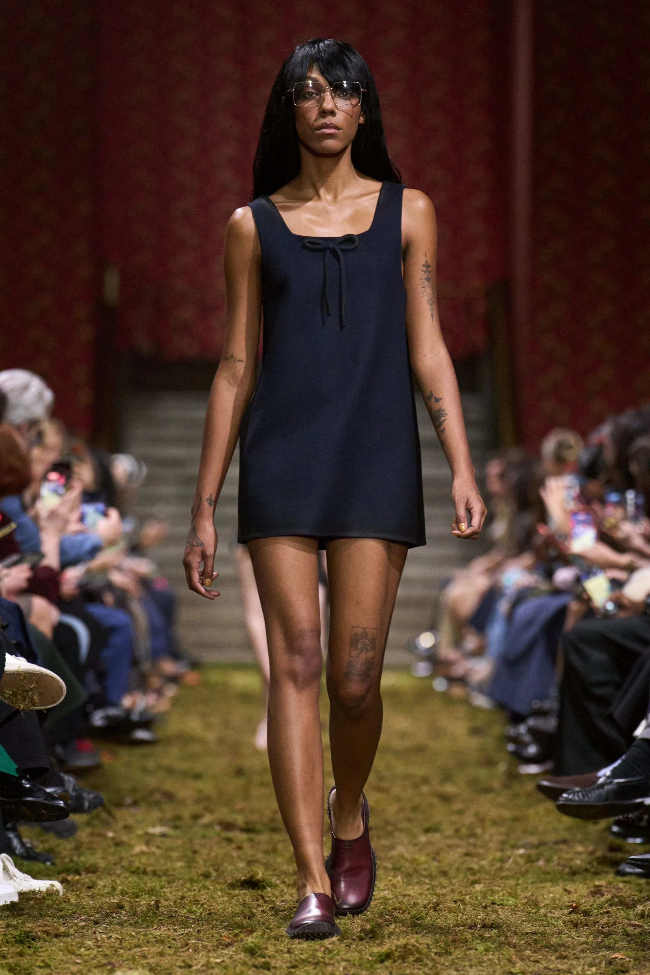 Miu Miu осінь-зима 2026/2027: свіжа збірка, мінімалістичний погляд Пради.
4