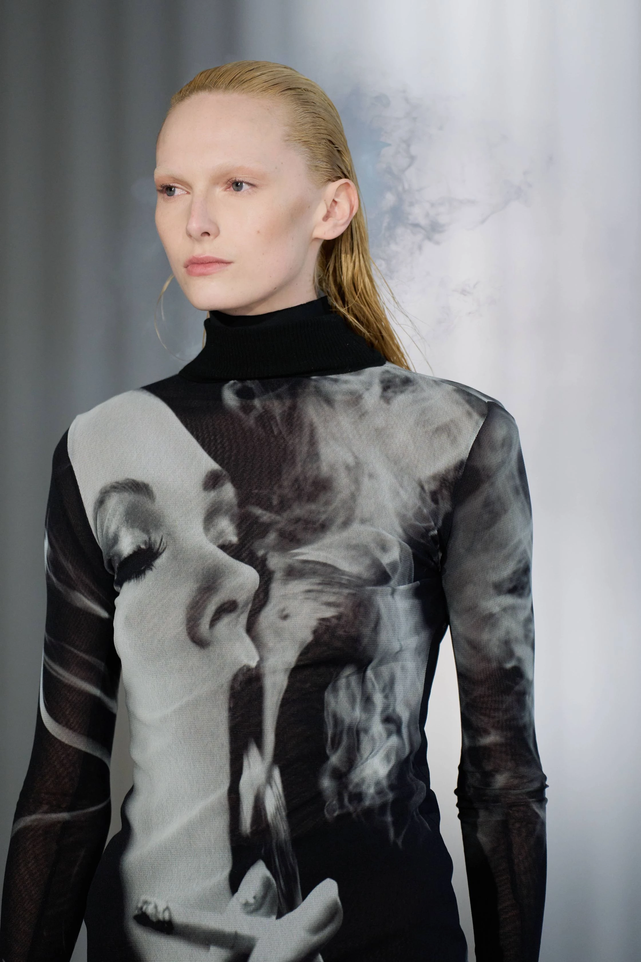 Волосся моделі Jean Paul Gaultier справді курилося на подіумі.
2