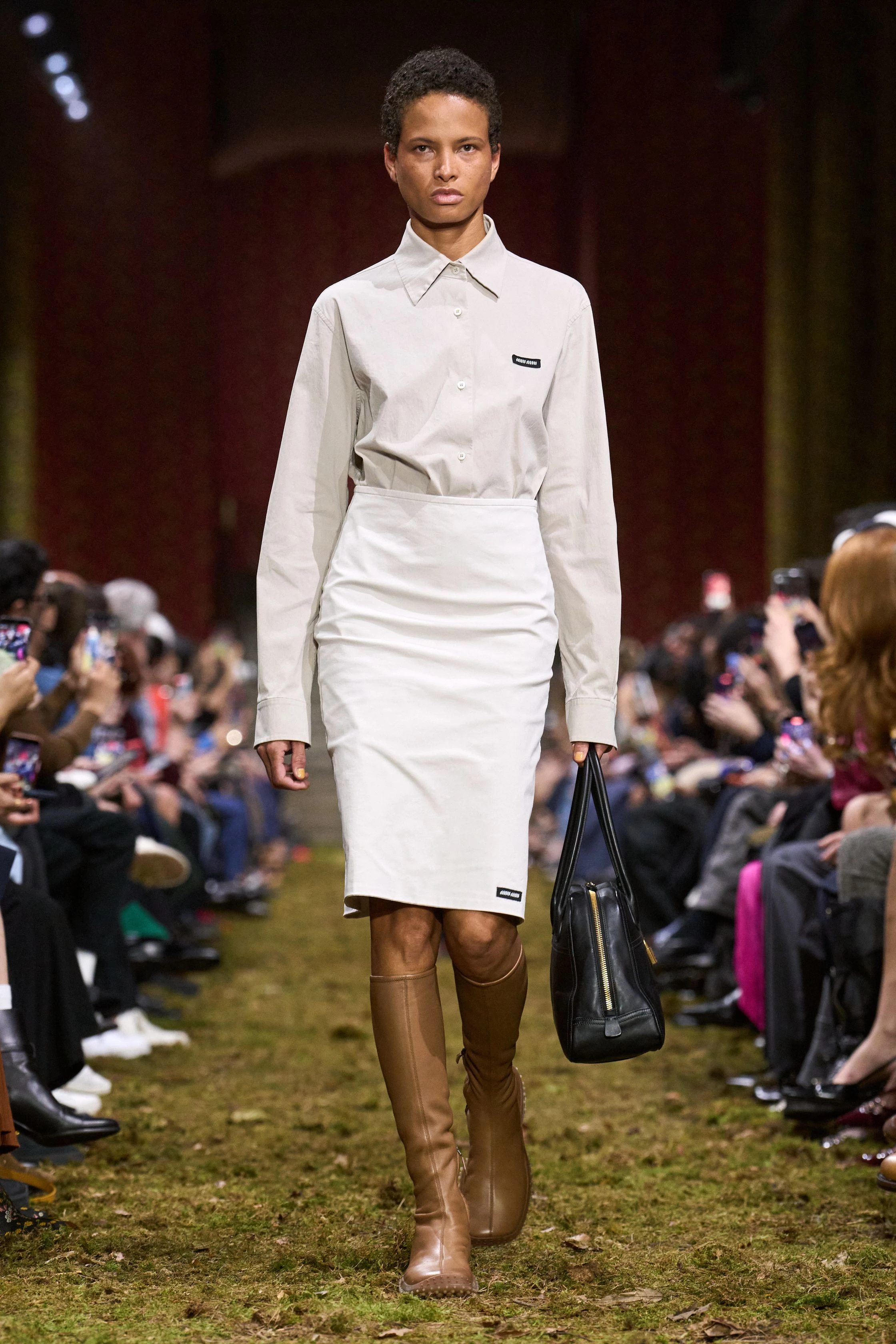 Miu Miu осінь-зима 2026/2027: свіжа збірка, мінімалістичний погляд Пради.
6