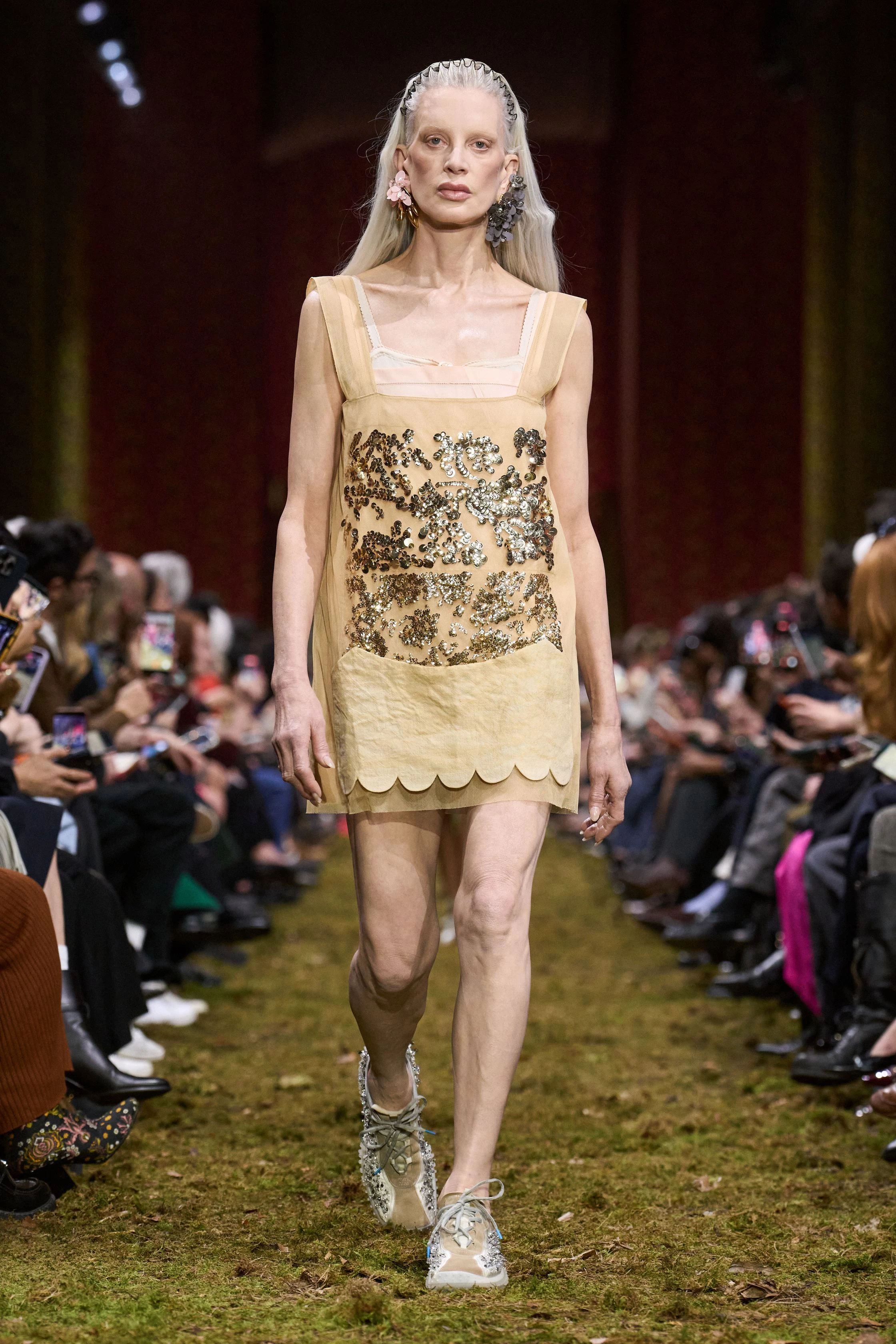 Miu Miu осінь-зима 2026/2027: свіжа збірка, мінімалістичний погляд Пради.
16