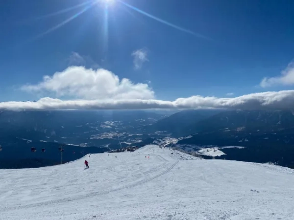 Недооцінений гірськолижний курорт із сінними ваннами, пельменями та коктейлями за 5 євро 14 Вид вниз на лижні схили в Доломітових Альпах.