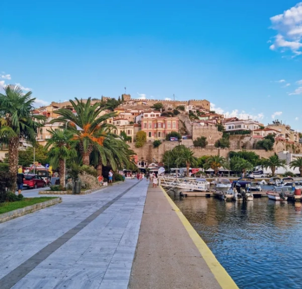 Набережна Кавали на заході сонця, з видом на Старе місто Кавали, захід сонця в Блакитному місті, Кавала, Східна Македонія та Фракія, Північна Греція